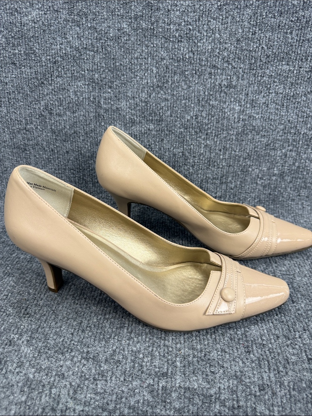 Kelly & Katie Nude Pointed-Toe Mid Heel Pumps Size 9.5
